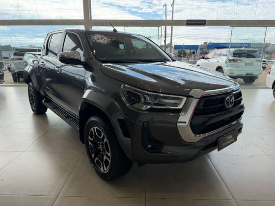 TOYOTA HILUX 2.8 D-4D TURBO DIESEL CD SRX PLUS 4X4 AUTOMÁTICO